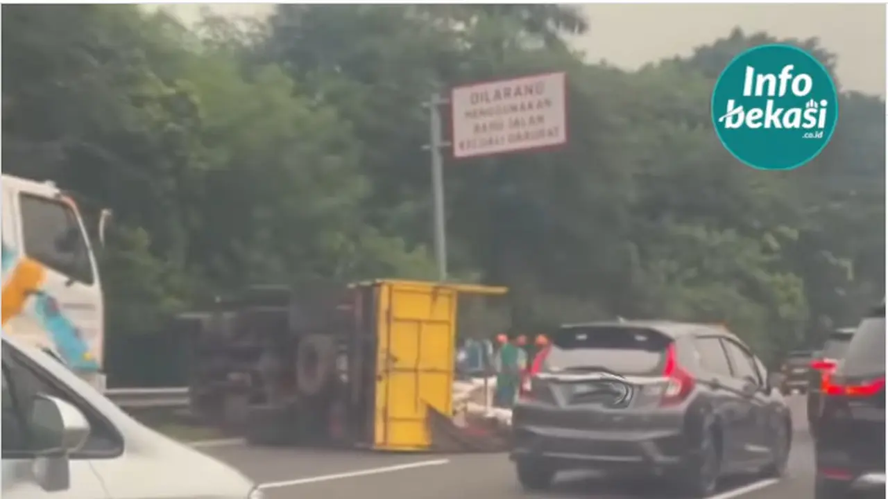 Truk terguling di ruas Tol Cikampek KM 34 arah Jakarta, Selasa (10/6/2025).