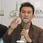 Aktor Mandala Shoji memberi keterangan saat penggalangan dana untuk Rohingya di kawasan Dharmawangsa, Jakarta, Senin (18/09). (Liputan6.com/Herman Zakharia)