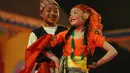 Sepasang anak-anak yang tampil pada perayaan Festival Tawang di perbatasan Indo-China, utara timur negara bagian Arunachal Pradesh, India (23/10). Festival ini menampilkan sejumlah budaya dan tradisi masyarakat setempat. (AFP/ Tauseef Mustafa)