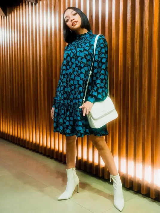 Ia juga gemaR tampil dengan dress, memainkan warna dan motif yang terlihat semakin menarik. (Foto: Instagram/ Naura Ayu).