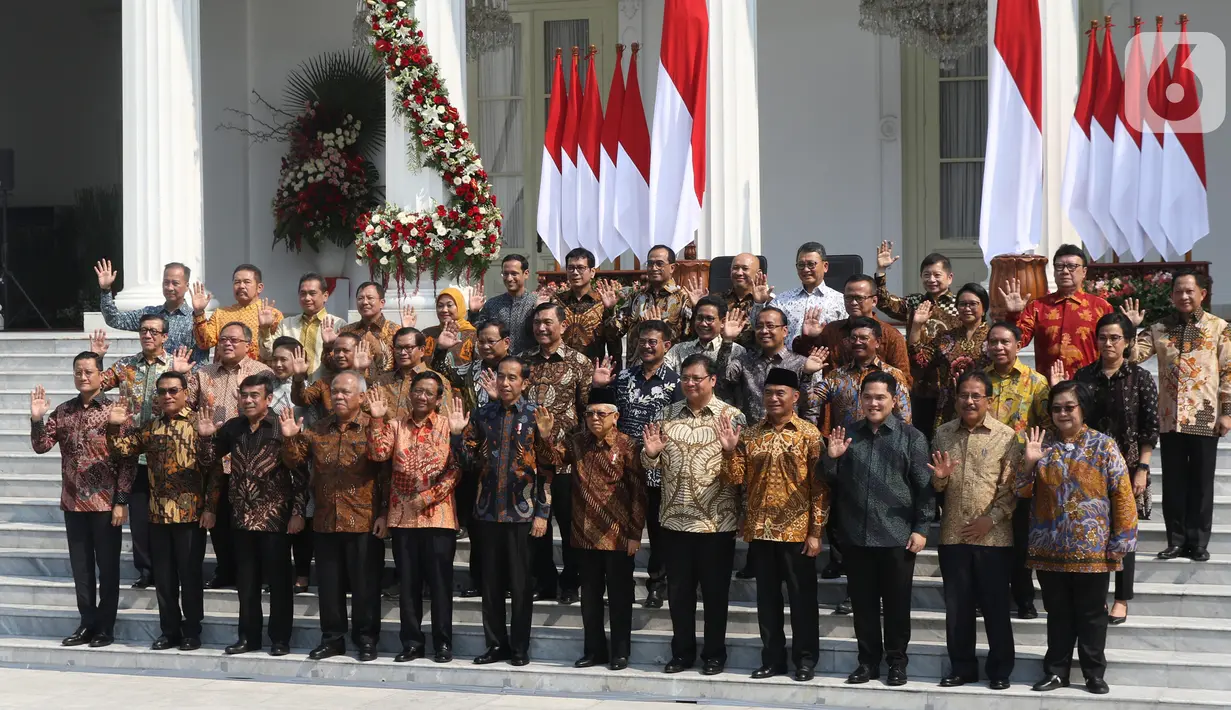 Presiden Joko Widodo atau Jokowi didampingi Wakil Presiden Ma'ruf Amin foto bersama para menteri Kabinet Indonesia Maju usai memperkenalkan mereka  di Istana Merdeka, Jakarta, Rabu (23/10/2019). Kabinet Indonesia Maju akan membantu Jokowi-Ma'ruf pada periode 2019-2024. (Liputan6.com/AnggaYuniar)