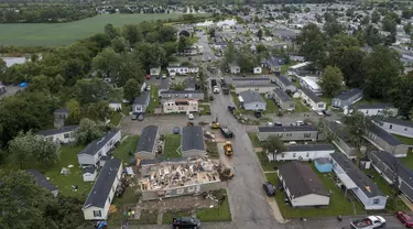 Setidaknya tujuh tornado mendarat di Michigan sebagai bagian dari badai hebat yang dipicu oleh angin kencang. (Andy Morrison/Detroit News via AP)