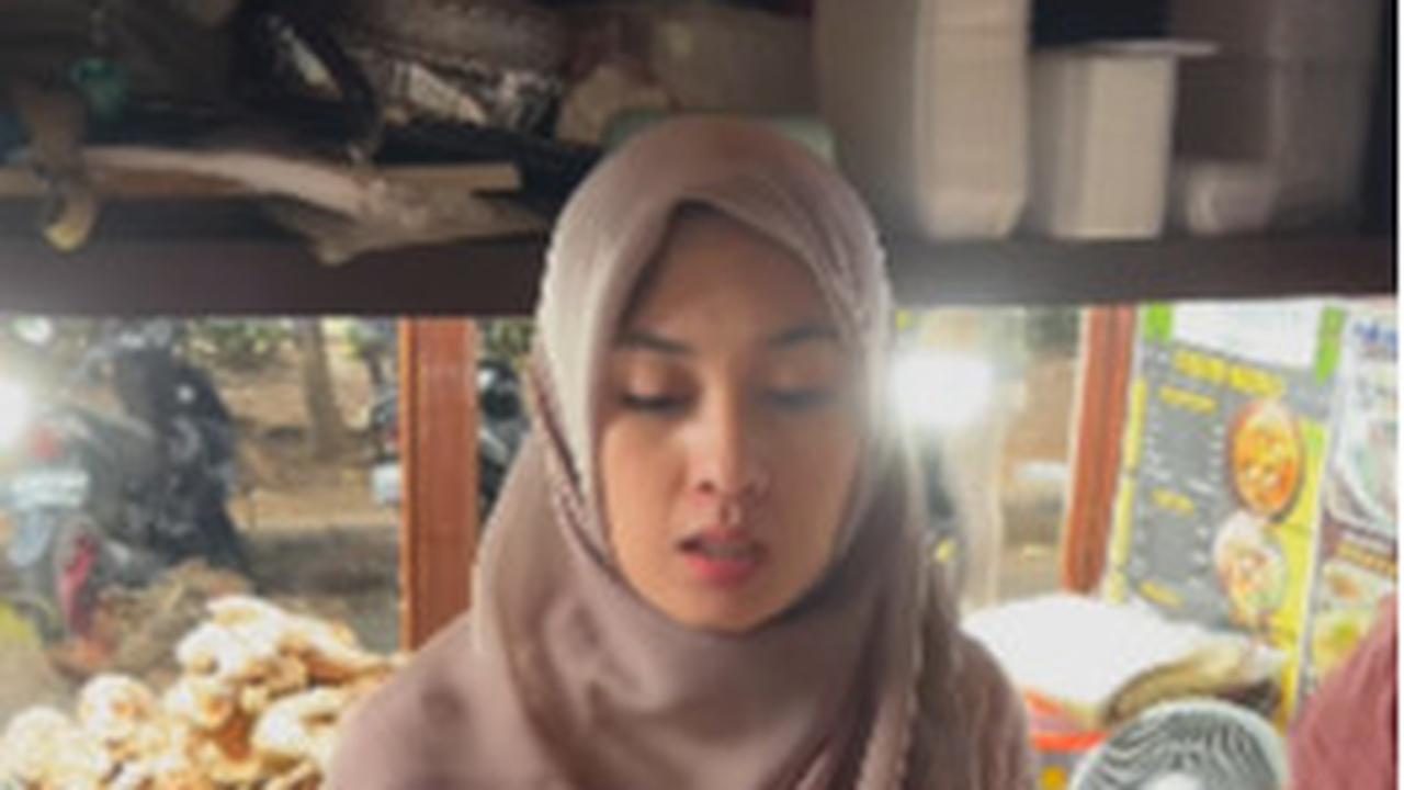 Paras Cantik Perempuan Penjual Nasi Kebuli Jadi Pembicaraan