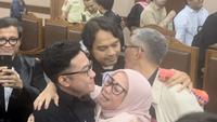 Tangis Haru Ibunda Delpedro Saat Hakim Bacakan Vonis Bebas (Muhammad Radityo Priyasmoro/Liputan6.com)