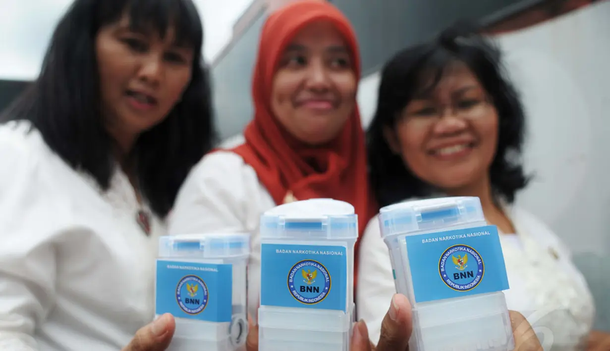 Sejumlah Pegawai Negeri Sipil di lingkungan Pemprov DKI Jakarta menjalani tes urine di kawasan Monumen Nasional (Monas), Jakarta, Jumat (2/1/2015). (Liputan6.com/Faizal Fanani)