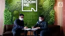 CEO RoomMe Glen Ramersan (kiri) dan CEO Hypernet  Sudianto Oei (kanan) menandatangani perjanjian kemitraan antara Hypernet dan RoomMe di Jakarta (29/7/2021). Operator kost virtual di Indonesia, RoomMe menjalin kerjasama dengan Hypernet menghadirkan fitur RoomMe Always On. (Liputan6.com/HO/Ast)