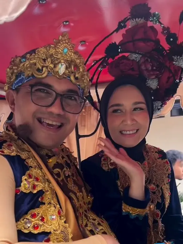 7 Potret Sahrul Gunawan dan Istri Ikut Karnaval Kabupaten Bandung Ini Kompak Banget