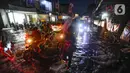 Pengendara bermotor melewati genangan air di kawasan Jalan Dr. Setiabudi, Pamulang, Tangerang Selatan, Rabu (6/12/2023). (merdeka.com/Arie Basuki)