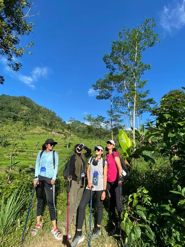 Momen Sarita Abdul Mukti Trekking Di Sentul. (Sumber: Instagram/queen_saritaabdulmukti)
