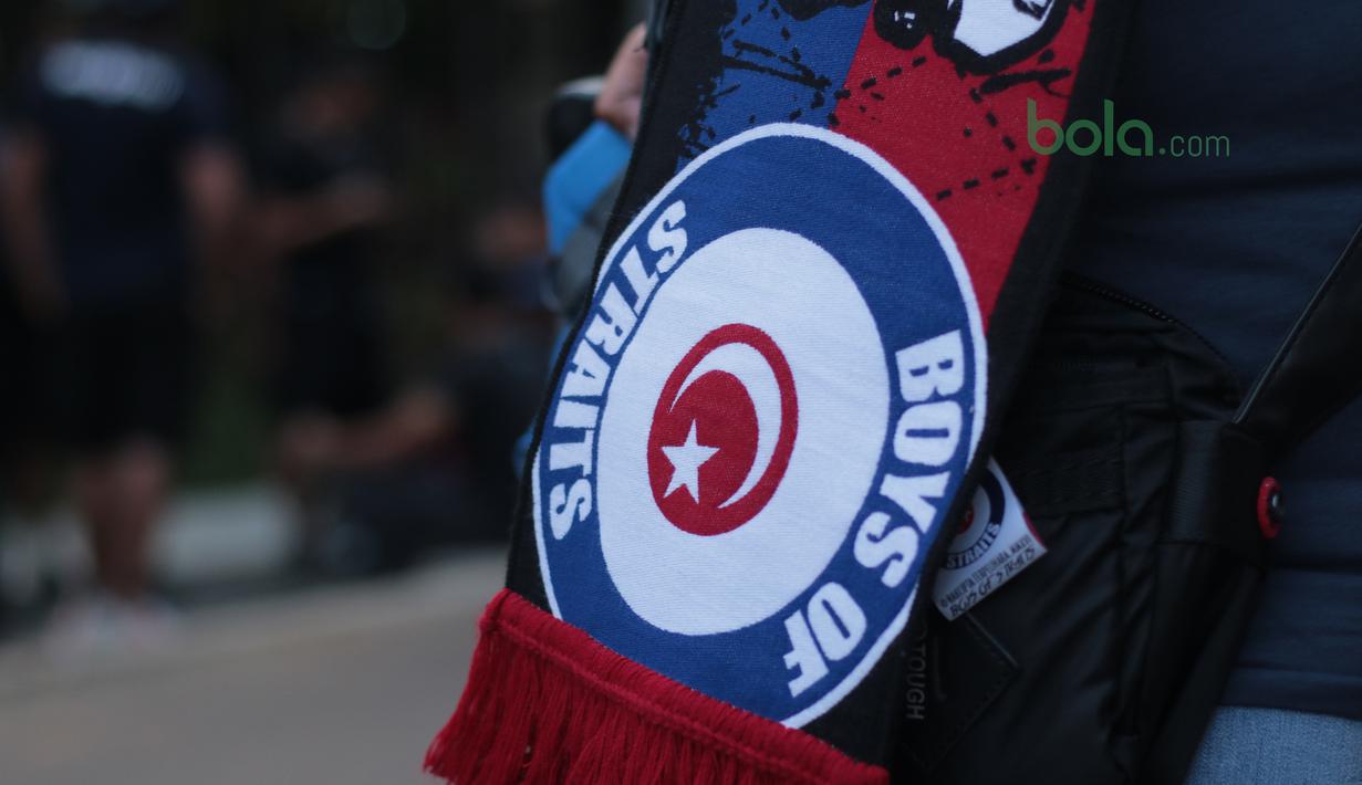 Boys of Straits menggunakan syal kebanggaan saat mendukung Johor Darul Ta’zim pada laga Piala AFC 2018 di Stadion Utama Gelora Bung Karno, Jakarta, Selasa (10/4/2018). Persija Jakarta menang 4-0 atas JDT. (Bola.com/Nick Hanoatubun)