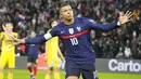 Penyerang Prancis, Kylian Mbappe saat mencetak gol ke gawang Kazakhstan pada pertandingan kualifikasi grup D Piala Dunia 2022 di stadion Parc des Princes di Paris, Prancis, Minggu (14/11/2021). Mbappe mencetak empat gol dan mengantar Prancis menang telak atas Kazakhstan 8-0. (AP Photo/Michel Euler)