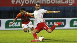 Pemain Persija Jakarta, Marko Simic (kanan) menendang bola kearah gawang Borneo FC Samarinda dalam pertandingan Babak Penyisihan Grup B Piala Menpora 2021 di Stadion Kanjuruhan, Malang. Sabtu (27/3/2021). (Bola.com/Ikhwan Yanuar)