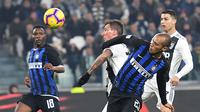 Striker Juventus, Mario Mandzukic, memperebutkan bola dengan bek tengah Inter Milan, Joao Miranda, dalam laga lanjutan Serie A di Allianz Stadium, Sabtu (8/12/2018) dini hari WIB. (Alessandro Di Marco/ANSA via AP)
