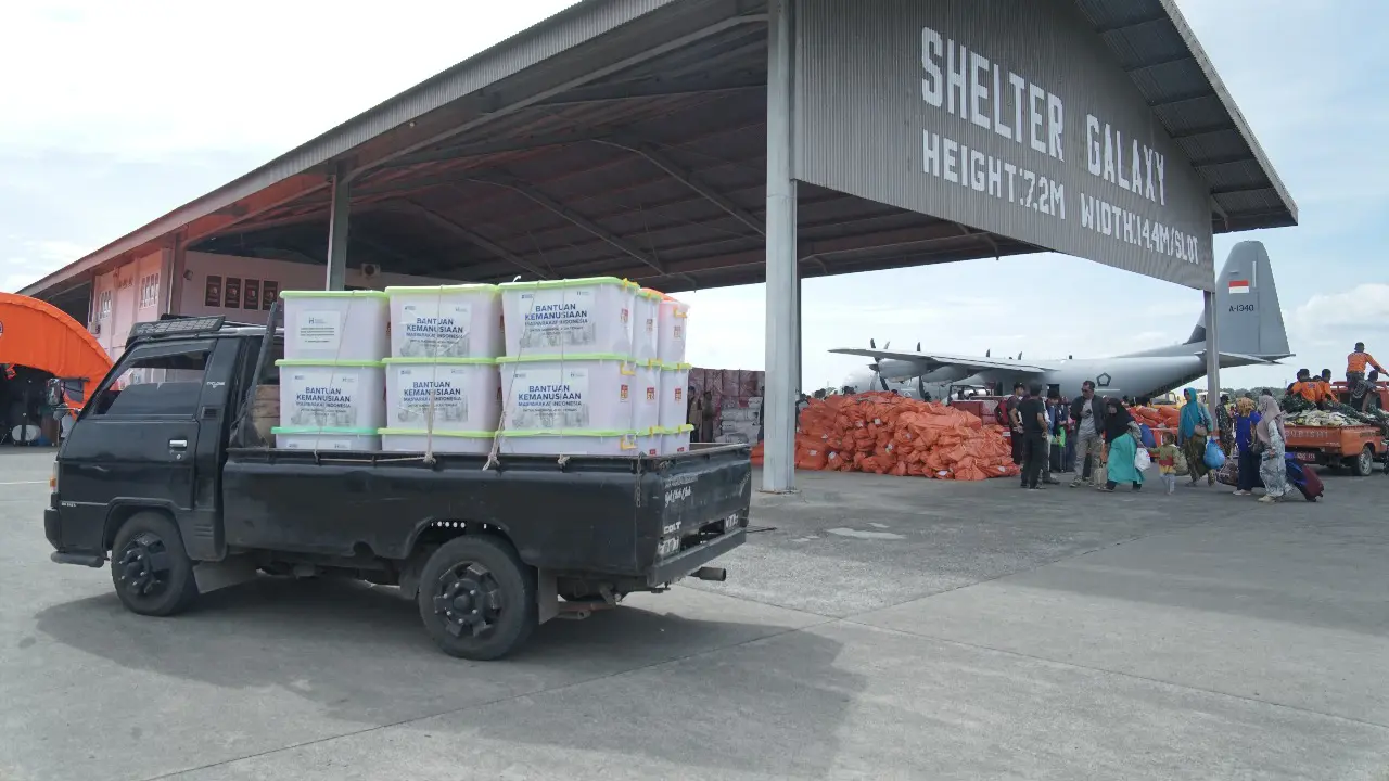 Human Initiative menyalurkan bantuan kemanusiaan bagi masyarakat terdampak banjir bandang di wilayah Aceh Tengah dan Bener Meriah melalui jalur udara pada Minggu (15/12) (Istimewa)