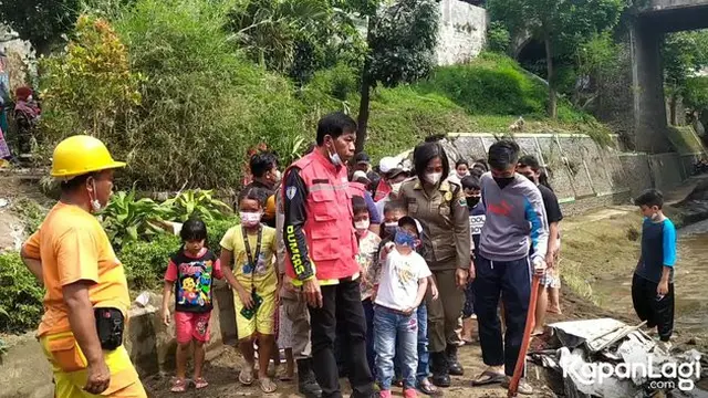 Ajak Istri Baru, Ini 7 Potret Kiwil Beri Bantuan ke Korban Banjir Malang dan Batu