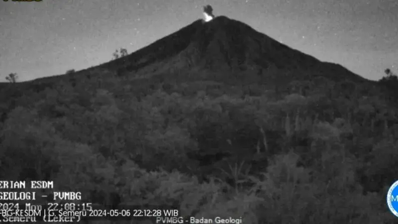 Gunung  Semeru erupsi dengan ketinggian 600 meter di atas permukaan laut (Istimewa)