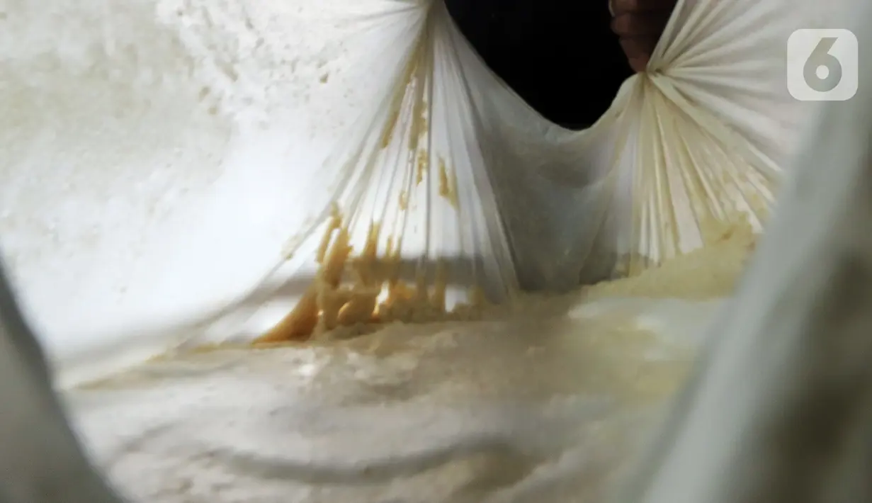 Pekerja melakukan proses pembuatan tahu di salah satu tempat produksi tahu di rumah industri Kawasan Kelapa Dua, Kebon Jeruk, Jakarta Barat, Jumat (11/11/2022). Dalam keputusan tersebut, Presiden Joko Widodo atau Jokowi menyetujui impor kedelai sebanyak 350.000 ton. (Liputan6.com/Johan Tallo)