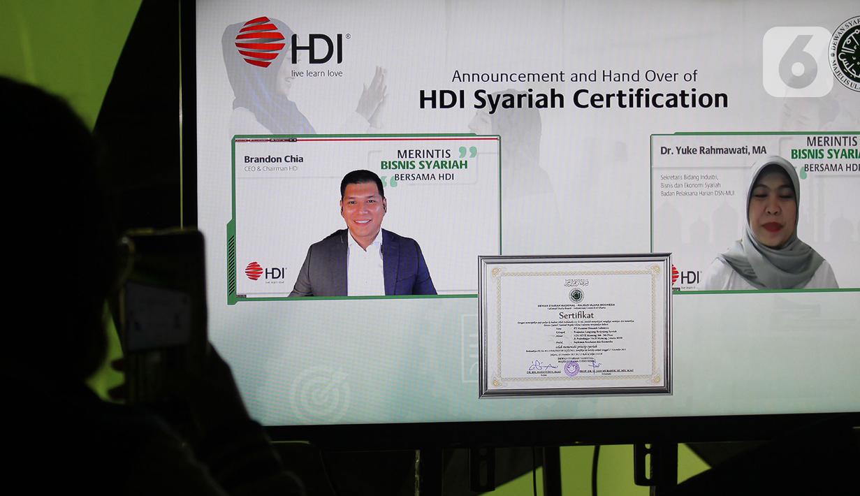 CEO & Chairman HDI Brandon Chia (kiri) saat menerima sertifikat syariah secara virtual dari Sekretaris Bidang Industri,Bisnis dan Ekonomi Syariah Badan Pelaksana Harian DSN-MUI Yuke Rachmawati di Jakarta (22/12/2021). (Liputan6.com/HO/Ading)