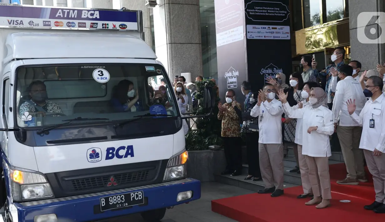 BCA turut berpartisipasi dalam menyediakan kebutuhan uang rupiah selama Ramadan dengan menghadirkan layanan penukaran uang di kantor cabang bank mulai dari 4 s.d 29 April 2022 dan mobil kas keliling BCA di terminal Kampung Rambutan Jakarta mulai tanggal 18 s.d 29 April 2022. (Liputan6.com/HO/Eko)