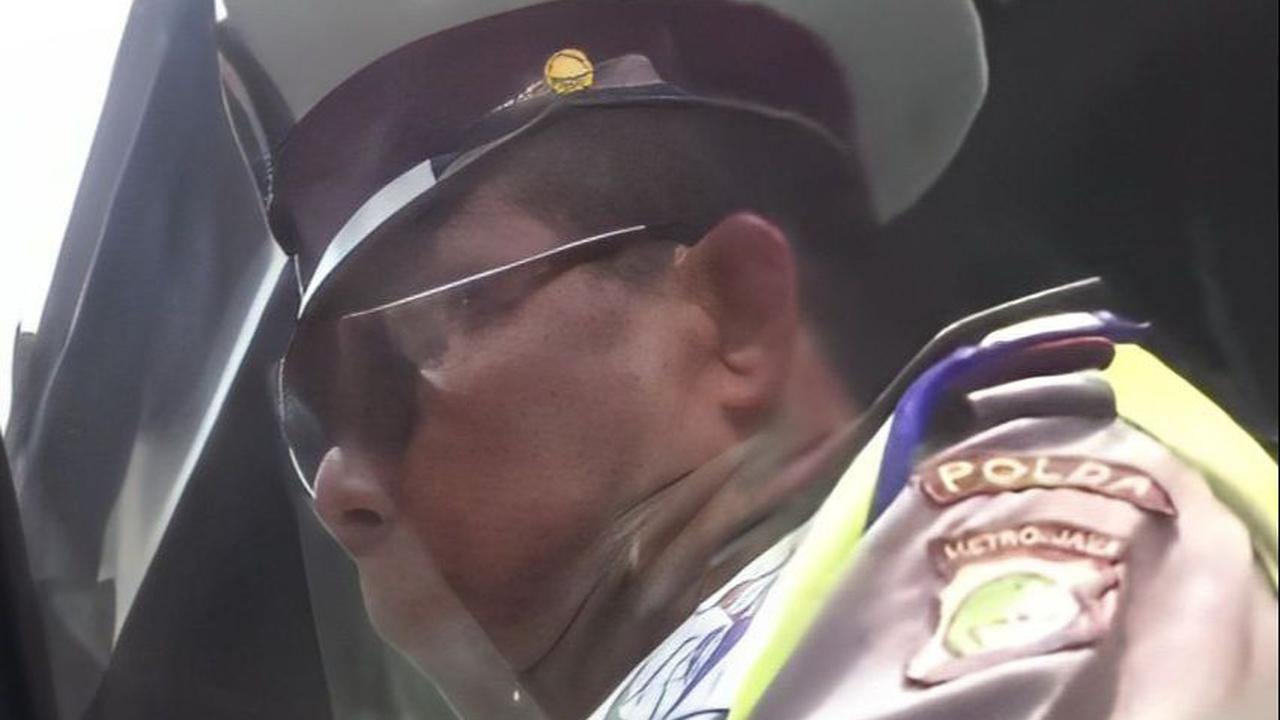 Menurut Doni, sang polisi nakal tersebut bahkan telah disanksi oleh Polda Metro Jaya akibat kelakuannya kala itu.<br>