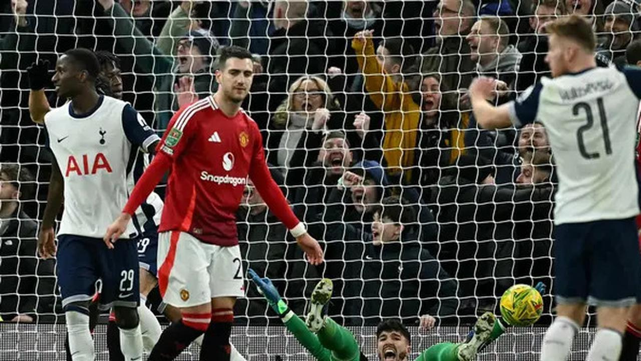 Carabao Cup: Momen Menarik saat MU Kalah dari Tottenham, 2 Kiper Sama-sama Blunder