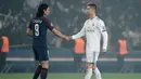 Pemain Paris Saint-Germain (PSG), Edinson Cavani (kiri) menyalami pemain Real Madrid Cristiano Ronaldo setelah timnya kalah pada babak 16 besar Liga Champions di Stadion Parc des Princes, Paris, Prancis, Selasa (6/3). (CHRISTOPHE SIMON/AFP)