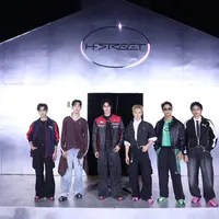 Ruang imersif ini mengusung konsep “Suburban Surreality,” menghadirkan perpaduan antara nuansa suburban dengan sentuhan kreatif yang mengaburkan batas masa lalu, masa kini, dan masa depan. [Dok/PUMA].