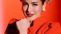 Gaya Olla Ramlan dengan Kebaya Ekor Panjang Nuansa Merah Putih Peringati HUT RI ke-80