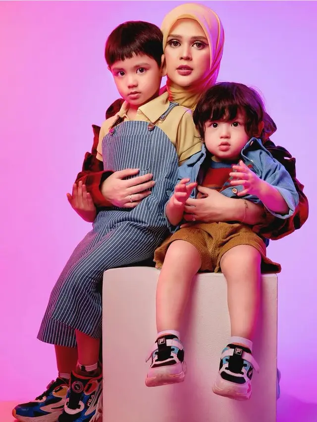 Keluarga Cut Meyriska dan Roger Danuarta Lakukan Pemotretan. [@cutratumeyriska]