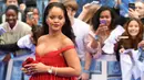 Penyanyi yang juga aktris, Rihanna saat menghadiri pemutaran perdana film 'Valerian and the City of Thousand Planets' di London, Senin (24/7). Sementara rambut hitam panjang pelantun tembang Umbrella itu disisir ke belakang. (Chris J Ratcliffe / AFP)