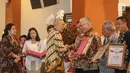 Wapres RI ke-6, Try Sutrisno memberi penghargaan Prestasi Penyelenggaraan Lebaran 2017 kepada Menteri Perdagangan, Enggartiasto Lukita di Jakarta, Selasa (1/8). UKP-PIP memberi penghargaan kepada 15 instansi pemerintah. (Liputan6.com/Faizal Fanani)