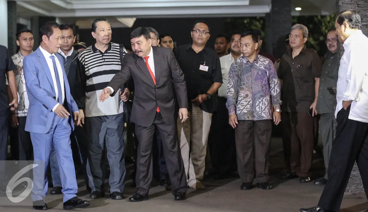 Terpidana kasus korupsi BLBI, Samadikun Hartono (baju bergaris) tiba di Bandara Halim Perdana Kusuma, Jakarta, Kamis (21/4/2016) Samadikun telah ditangkap di Shanghai, China beberapa waktu lalu. (Liputan6.com/Faizal Fanani)