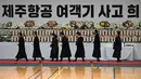 Para pelayat memberikan penghormatan di altar peringatan bagi para korban kecelakaan pesawat Jeju Air, di Muan Sports Park di Muan pada Senin 30 Desember 2024. (JUNG YEON-JE/AFP)