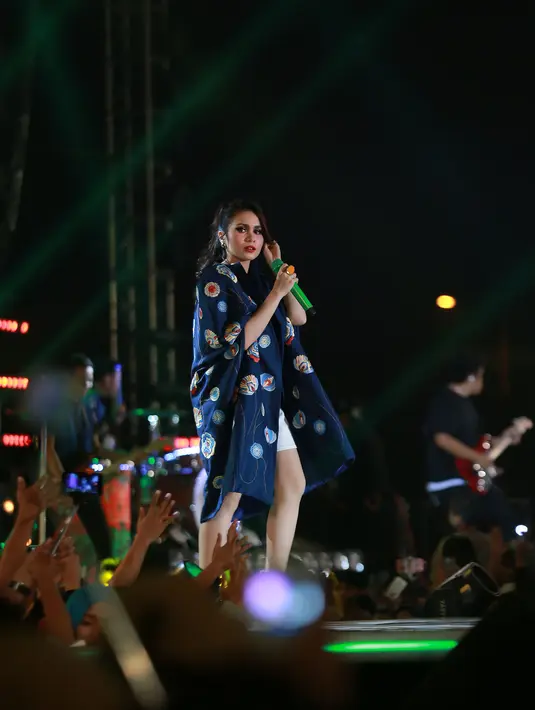 Satu lagi band favorit tanah air, mereka adalah Geisha. Band yang memiliki vokalis cantik, Momo, turut membuka konser yang juga dihadiri oleh Gubernur DKI Jakarta Basuki Tjahaja Purnama atau Ahok ini. (Galih W. Satria/Bintang.com)