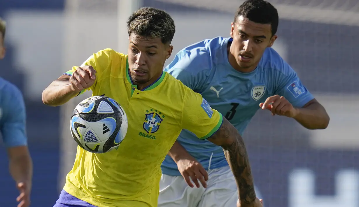 Striker Timnas Brasil U-20, Marcos Leonardo (kiri) menguasai bola dibayangi bek Israel, Or Israelov pada laga babak perempatfinal Piala Dunia U-20 2023 di Bicentenario Stadium, San Juan, Argentina (3/6/2023). Marcos Leonardo yang kini membela Santos total mencetak 5 gol dan 1 assist dari 5 laga di Piala Dunia U-20 2023 bersama Timnas Brasil. Sayang, Brasil harus tersingkir di babak perempatfinal setelah takluk 2-3 lewat perpanjangan waktu dari Israel. (AP Photo/Ricardo Mazalan)