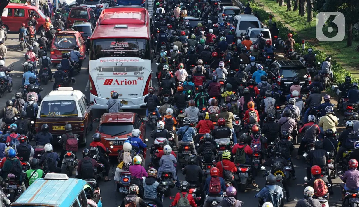 Suasana Jalan Lenteng Agung Raya, Tanjung Barat, Jakarta Selatan, yang macet pada Selasa (20/10/2020). Mulai meningkatnya aktivitas warga selama PSBB transisi menyebabkan kemacetan kembali terjadi di sejumlah titik Ibu Kota. (Liputan6.com/Immanuel Antonius)