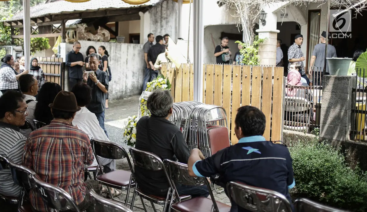 Sejumlah pelayat mendatangi rumah duka aktor senior Deddy Sutomo di kawasan Rempoa, Tangerang Selatan, Rabu (18/4). Menurut putra Deddy Sutomo, ayahnya meninggal di rumah saat sedang menyaksikan siaran televisi. (Liputan6.com/Faizal Fanani)