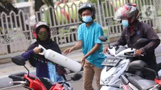 Warga membawa tabung oksigen untuk di isi ulang di halaman gedung MUI Kota Tangerang, Banten, Kamis (15/7/2021). Pemerintah Kota Tangerang mulai 14 Juli 2021 dimasa PPKM darurat menyediakan pengisian Oksigen Medis geratis bagi warga yang membutuhkan. (Liputan6.com/Angga Yuniar)