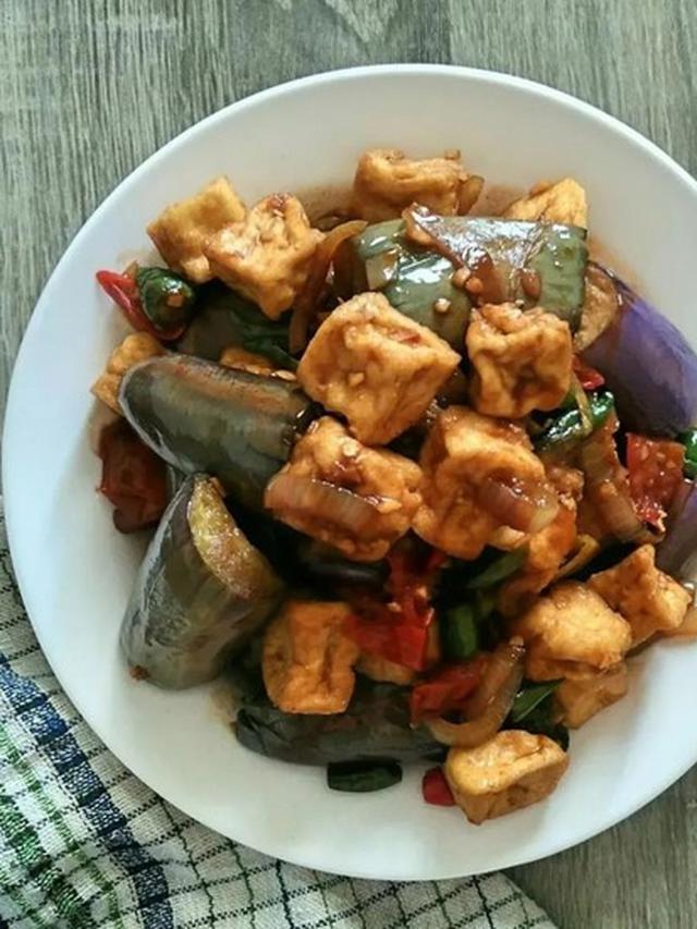 Sepiring terong ungu kecap dengan tahu