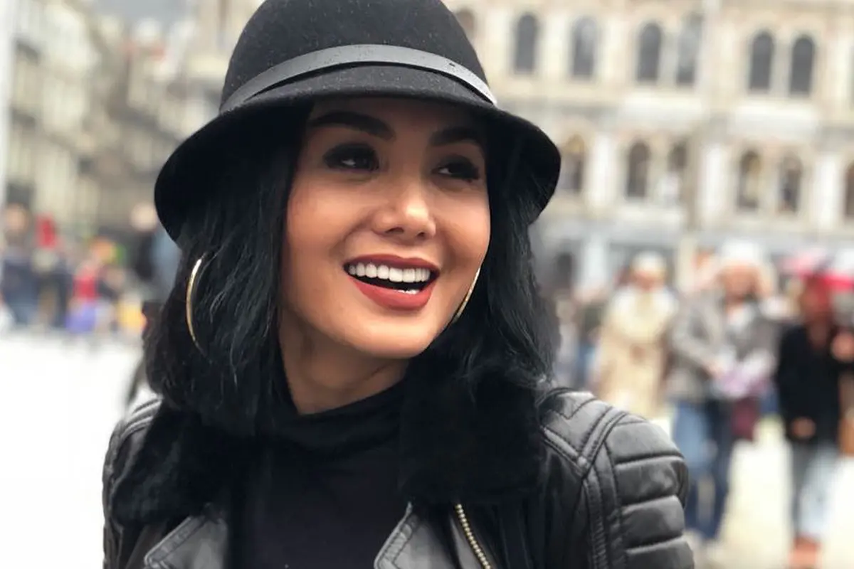 [Bintang] Selalu Awet Muda, Intip Deretan Gaya Yuni Shara dengan Denim Outfit yang Timeless