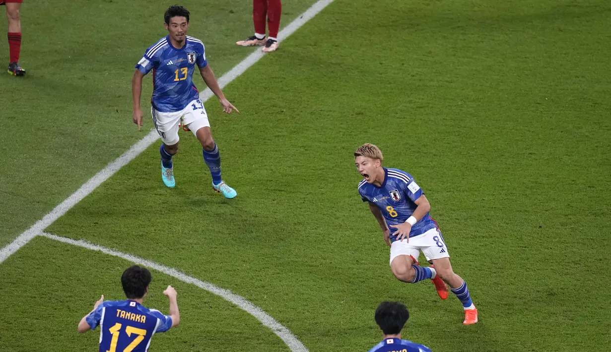 Penyerang Jepang, Ritsu Doan (8) melakukan selebrasi setelah mencetak gol ke gawang Spanyol selama pertandingan grup E Piala Dunia 2022 di Stadion Internasional Khalifa di Doha, Qatar, Jumat, 2 Desember 2022. Sementara Spanyol tetap lolos sebagai runner up karena unggul selisih gol atas Jerman yang sama-sama mengemas empat poin. (AP Photo/Themba Hadebe)