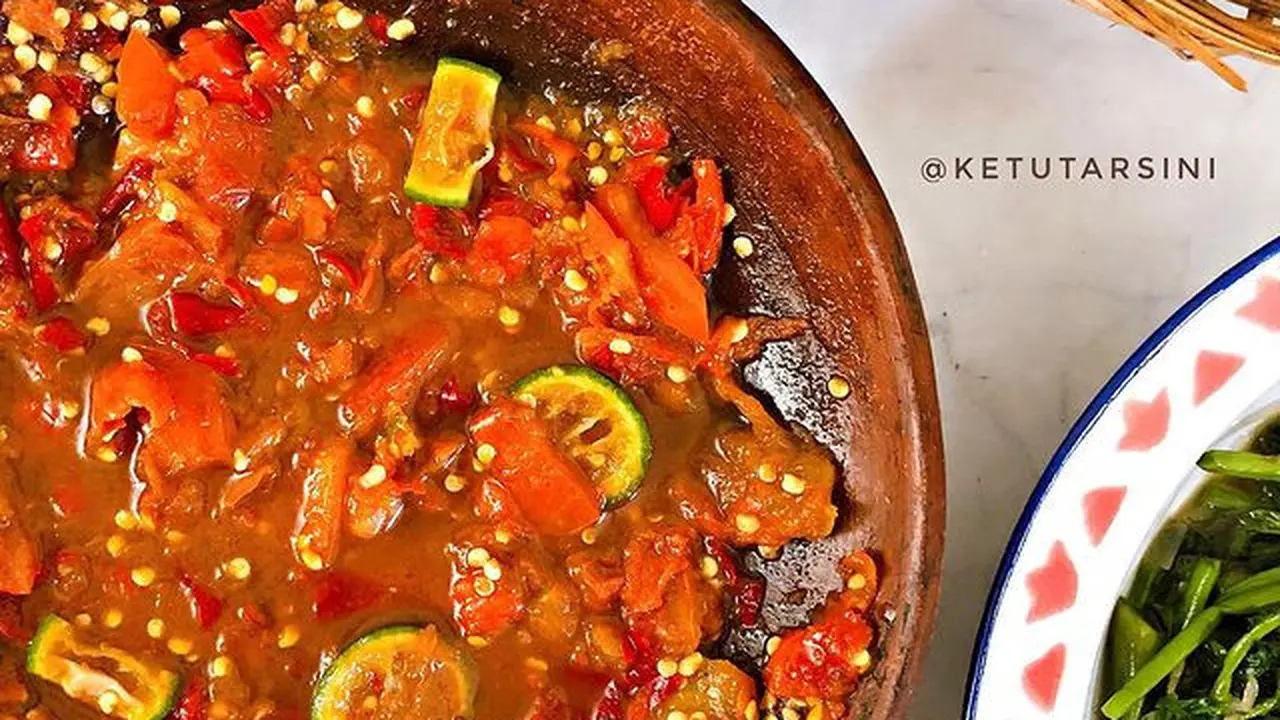 Sambal terasi yang disajikan di dalam cobek lengkap dengan irisan jeruk