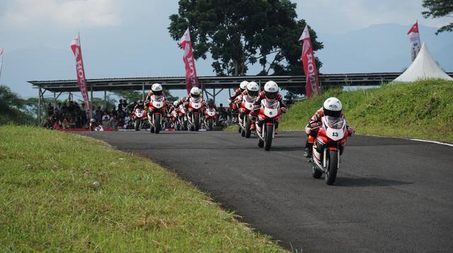 Para pembalap Astra Honda Racing School (AHRS) yang sedang berpacu di lintasan Sirkuit Bukit Peusar, Tasikmalaya dalam ajang Astra Honda Dream Cup (AHDC) 2026 yang digelar pada Minggu (24/5/2026). (Dok. AHM)
