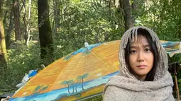 Dalam foto behind the scene, Park Eun Bin menutupi seluruh tubuhnya dengan kain lusuh. Dalam drama, kain itu dia pakai untuk menyelimuti tubuh saat tidur. (Foto: Instagram/ eunbining0904)