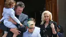 Blake Shelton pergi ke gereja bareng Gwen Stefani dan ketiga anaknya saat Paskah. (BackGrid/HollywoodLife)