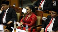 Anggota DPR Krisdayanti (tengah) saat mengikuti Rapat Paripurna ke-2 di Kompleks Parlemen, Jakarta, Selasa (1/10/2019). Diva asal Batu tersebut dilantik sebagai anggota DPR periode 2019-2024. (Liputan6.com/JohanTallo)