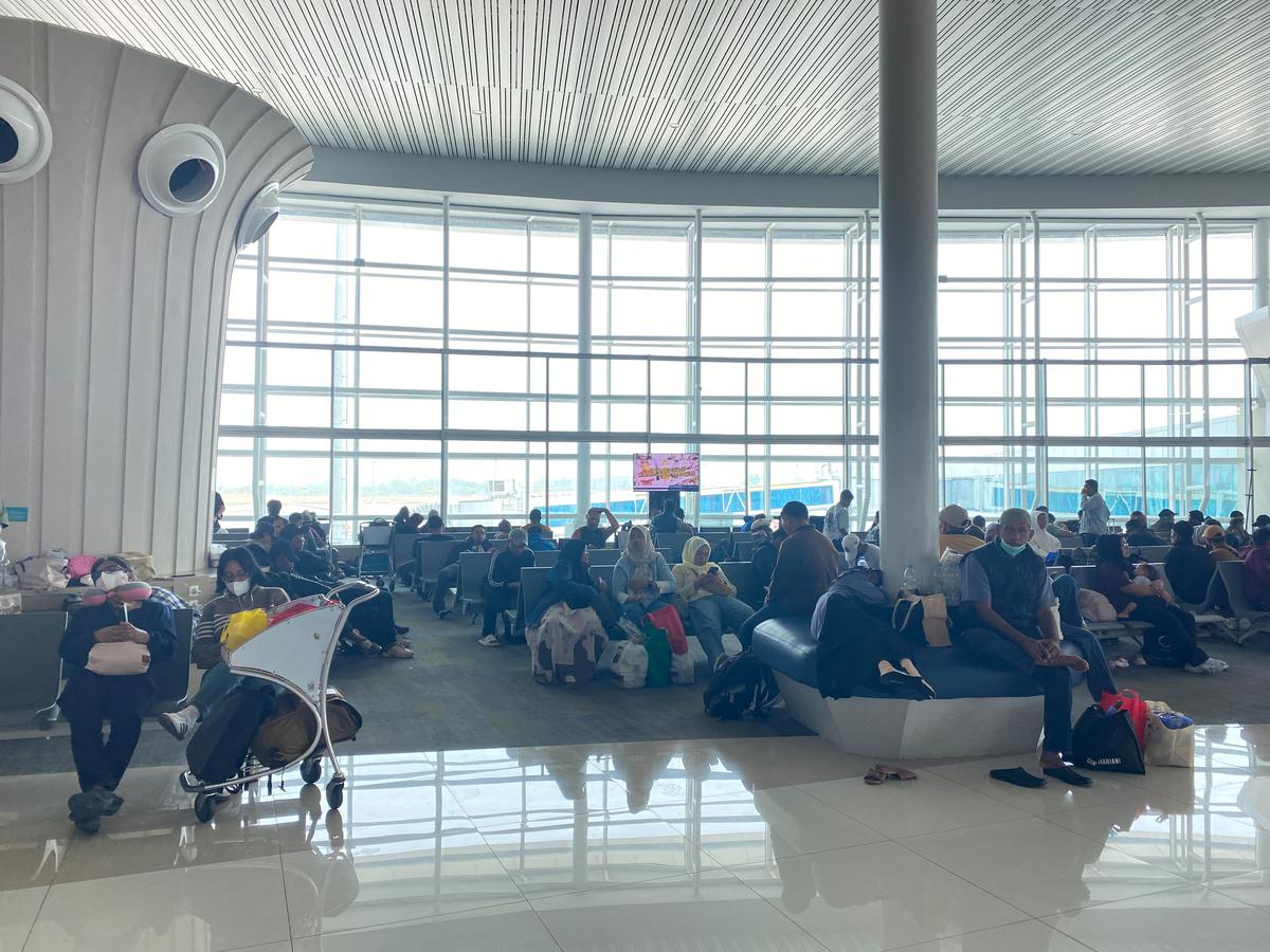 Kondisi ruang tunggu keberangkatan Bandara Internasional Sultan Hasanuddin.