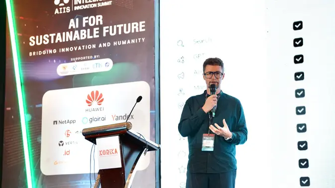 Alexander Popovskiy, CEO Yandex Search International, mengumumkan peluncuran Yandex Search dengan teknologi AI pertama di Indonesia, pada acara AI Innovation Summit (AIIS) 2025 di Jakarta, Selasa (16/9/2025). (Dok. Istimewa)