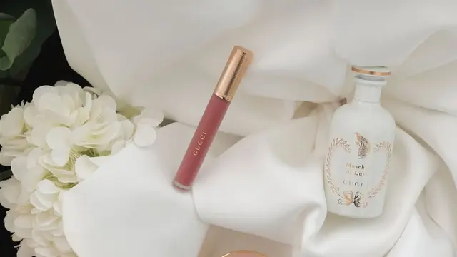 Davika Hoorne mengenakan makeup dan pafrum Gucci. [@davikah]