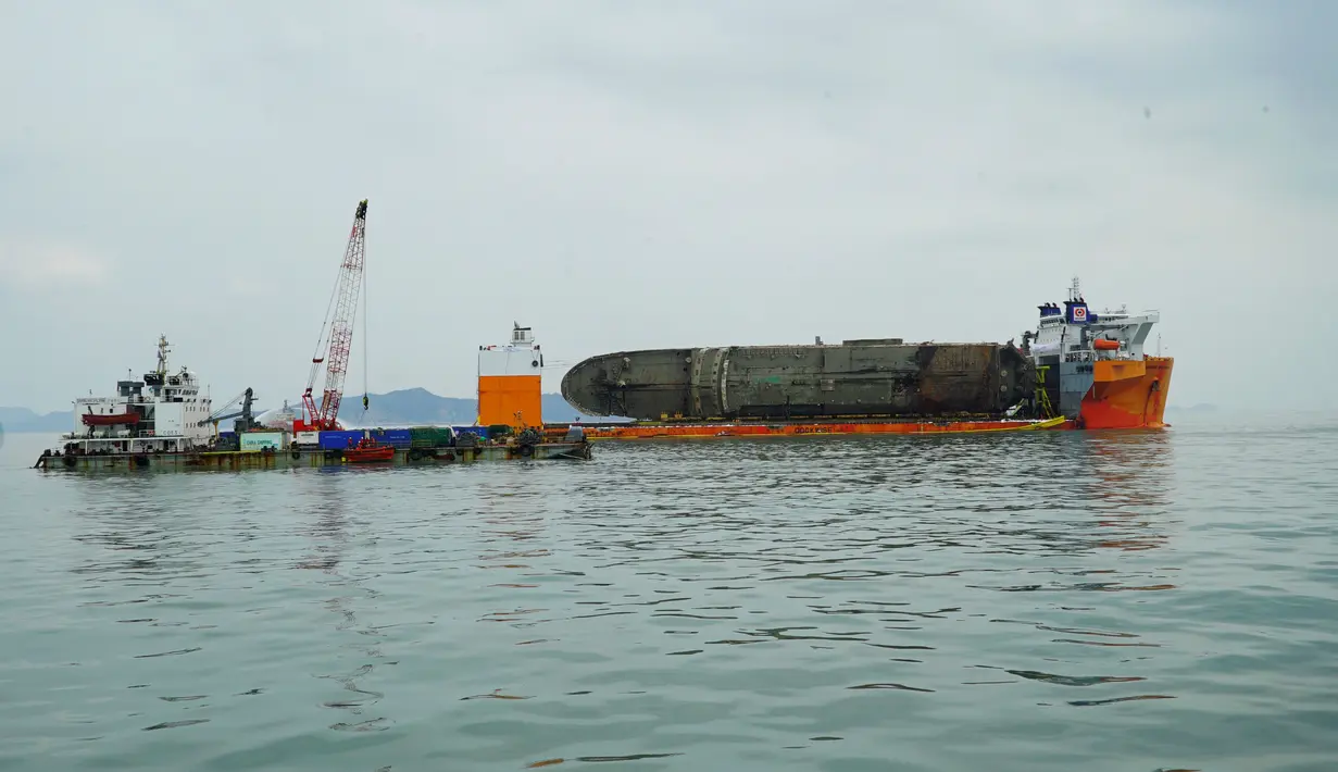 Bangkai kapal sewol yang berhasil diangkat di pulau barat daya Jindo, Korea Selatan (26/3). Proses evakuasi diperkirakan memakan biaya sekitar hampir satu triliun rupiah. (HANDOUT / SOUTH KOREAN MARITIME MINISTRY / AFP)